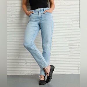 American‎ Eagle Mom Jean Light Wash Raw Hem Stretch Denim Size 8